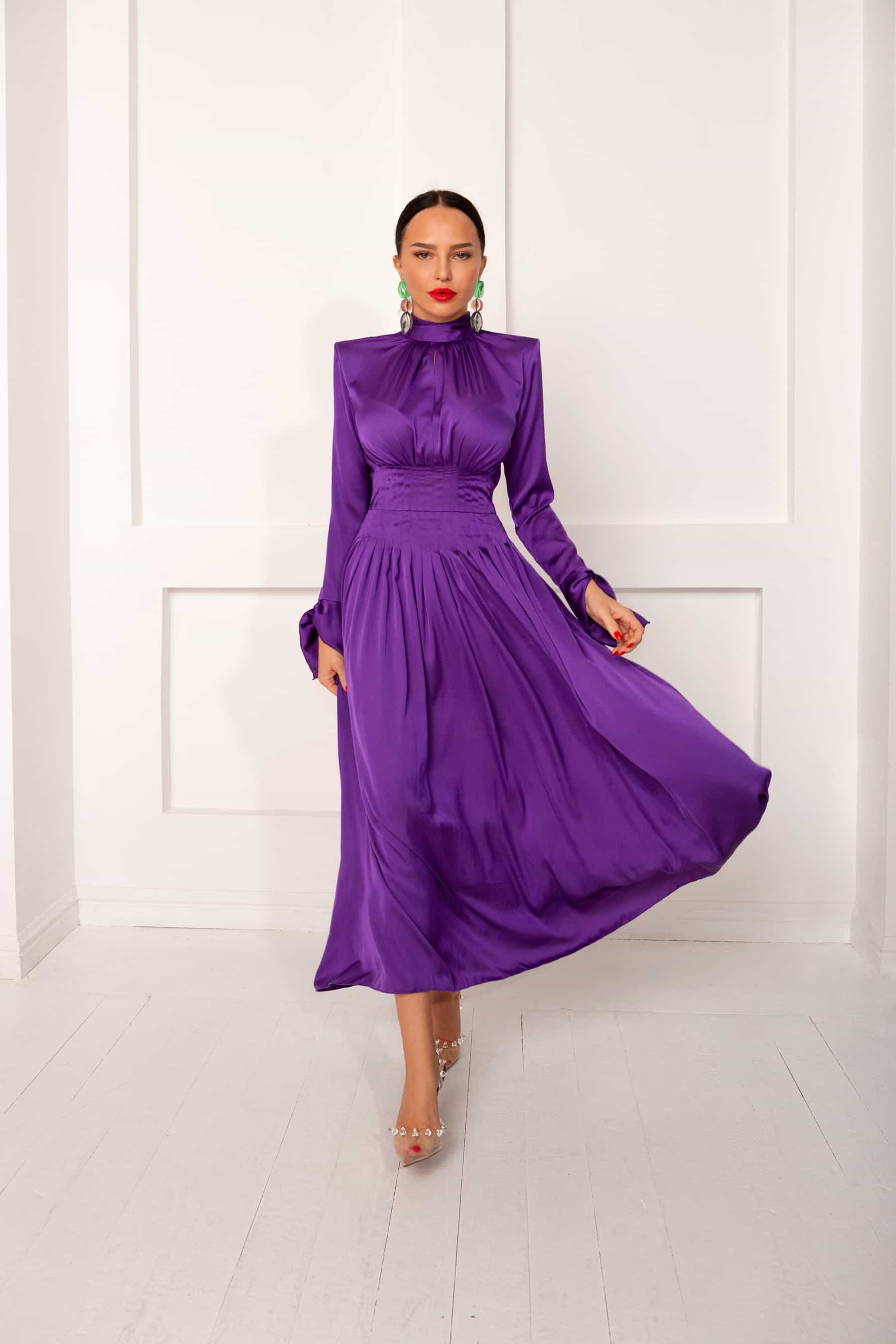 Violet cloth with seams, draping at the waist and ruffled sleeves
